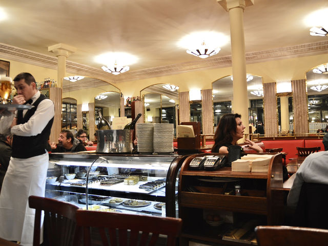 A Classic Parisian Morning at Café de Flore☕️