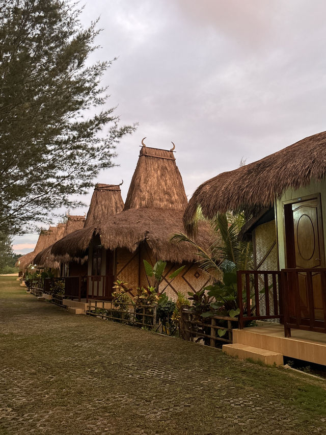 A Cozy Stay at Hotel Sinar, Tambolaka: Traditional Roofs, Modern Comforts 🌴🏡