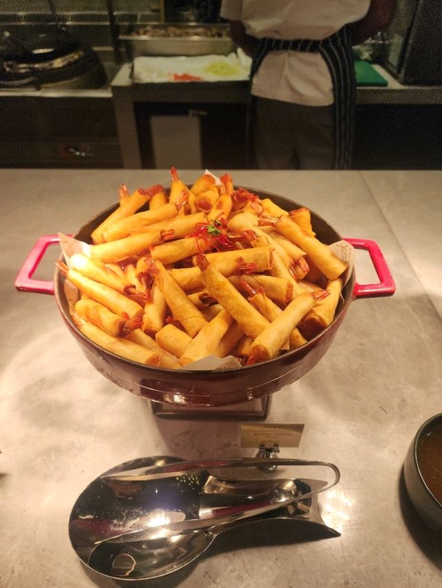 บุฟเฟ่ต์มื้อกลางวันที่โรงแรมแลนด์มาร์ค