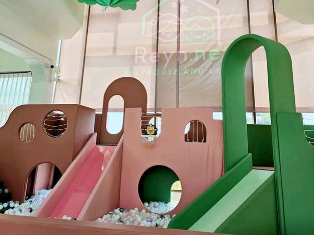 คาเฟ่เด็ก Reyn.ne' Playhouse and Cafe