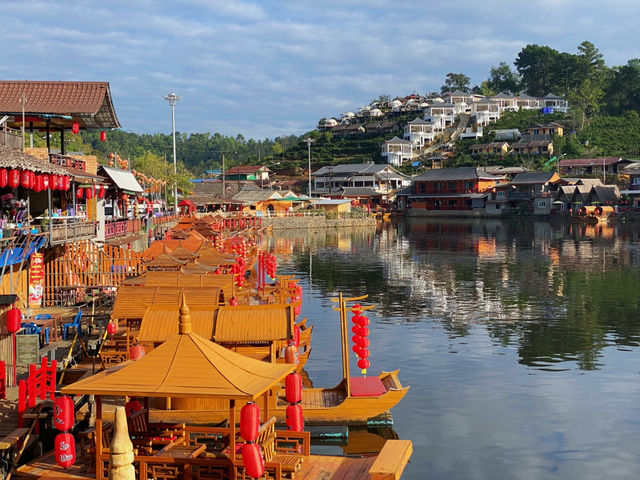 “บ้านรักไทย” ล่องเรือจิบชาเคล้าหมอกยามเช้า
