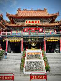 春秋閣：蓮池潭畔的神秘雙塔，走進傳奇的宗教聖地