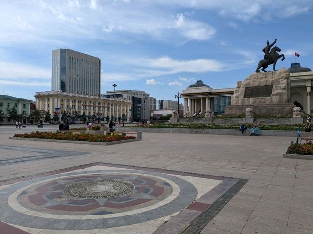 【モンゴル🇲🇳】ウランバートルの中心スフバートル広場