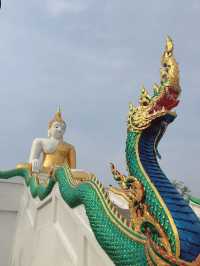 พระพุทธรูปองค์ใหญ่ ริมน้ำบางปะกง ที่วัดท่าอิฐ
