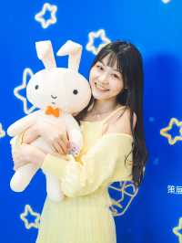 好調皮嘅《蠟筆小新》嚟咗香港啦！ 超過1萬呎，全港首個《蠟筆小新》大型互動展覽  陪伴大家成長嘅《蠟筆小新》今日登陸香港啦！ 《蠟筆小新：玩轉時空大冒險互動體驗展》 展覽設 5大主題專區共9大展區，當