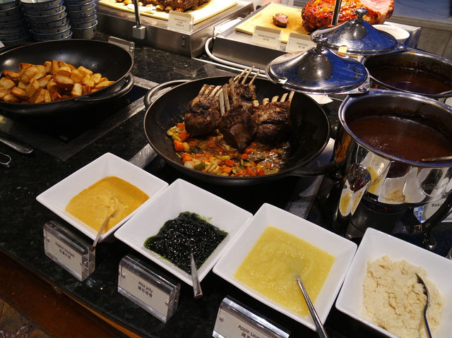 🍽️ “맛도 뷰도 완벽했던 저녁 – 하버 그랜드 홍콩 뷔페 디너”