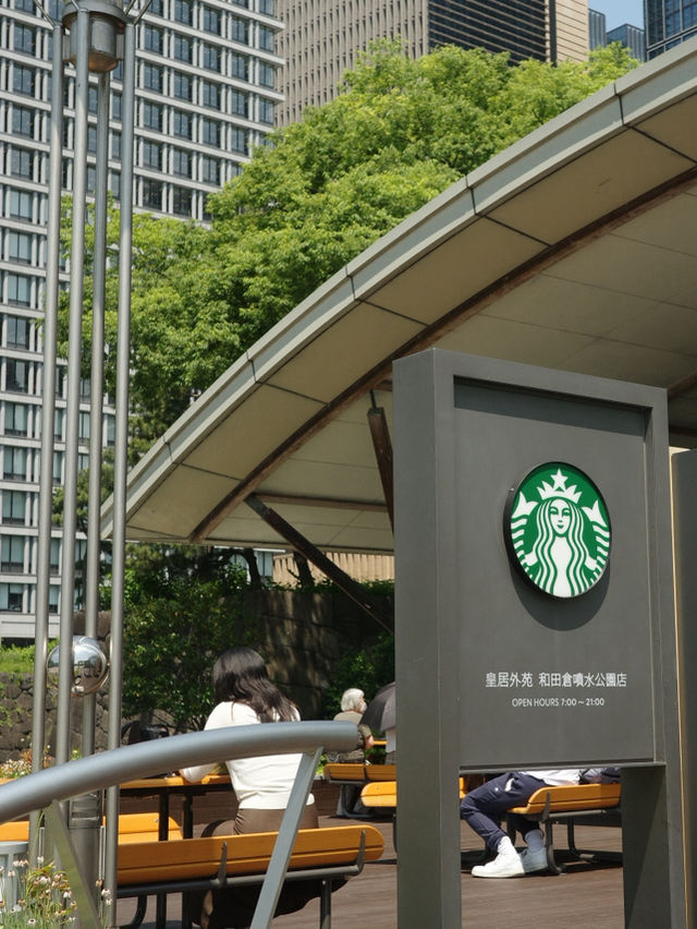 【東京駅】東京駅と皇居の間の公園の中にあるスタバ。