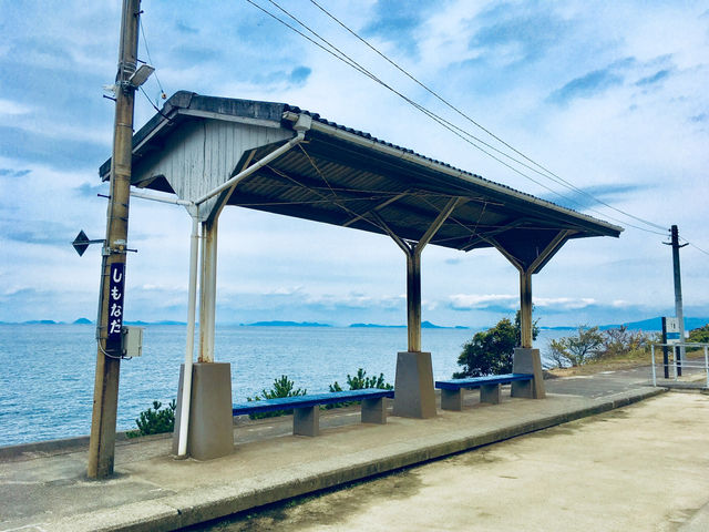 【下灘駅｜しもなだえき｜愛媛県 伊予市】 「日本一海に近い駅」と称される、絶景ローカル駅