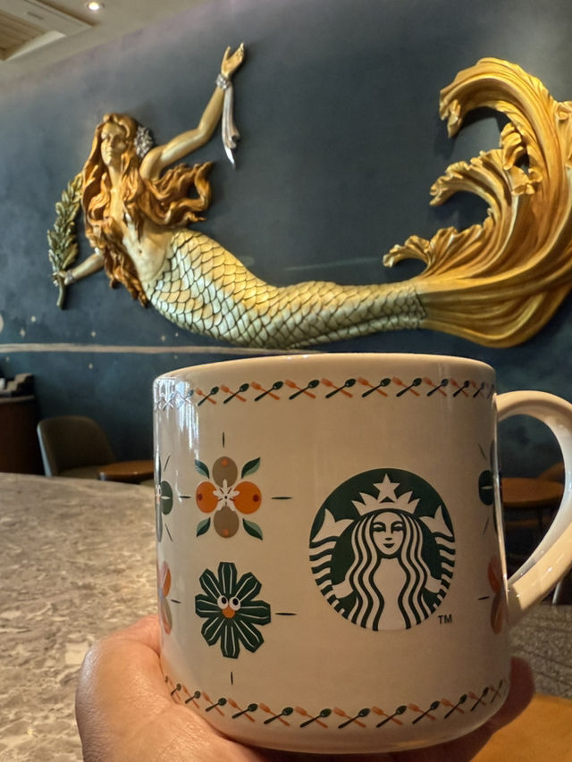 高雄夢時代的（星巴克）有優雅舒適環境.還有香醇濃郁的咖啡和好滋味的黑松露雞肉沙拉麵包