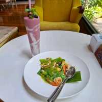 ร้านโอยั๊วะ ด้านหน้าเมืองโบราณ