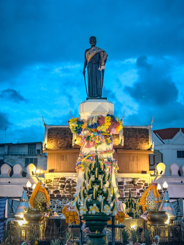สักการะ อนุสาวรีย์ท้าวสุรนารี (ย่าโม)