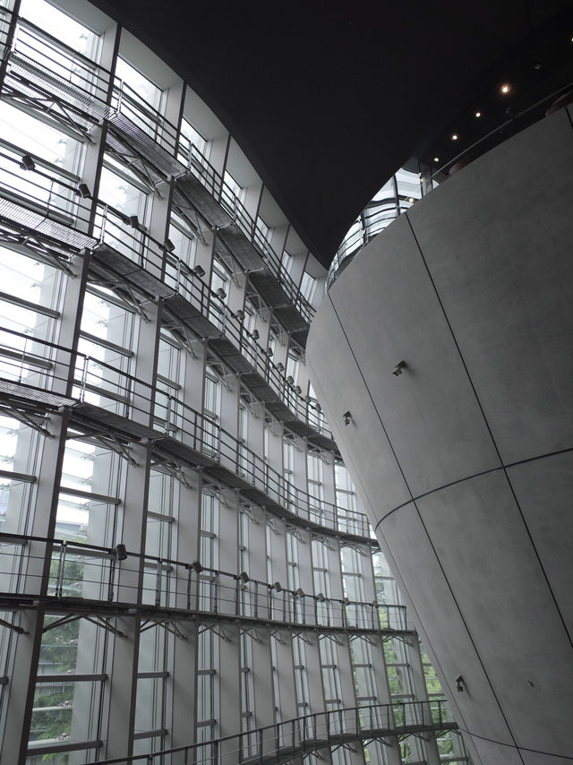 国立新美術館で感じた、空間ごとアートな時間