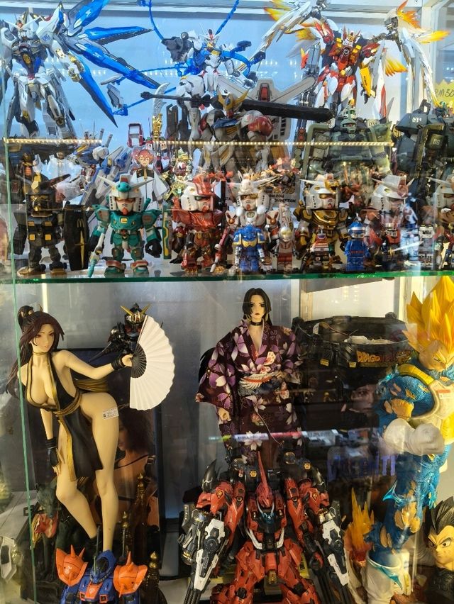 Mutant Book Base - Bookstore & Anime Figure Collector