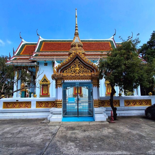 กราบขอพรหลวงพ่อสิทธิชัยและชมจิตรกรรมฝาผนัง