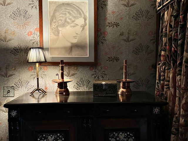 Kelmscott Manor: William Morris's Idyllic Retreat in the English Countryside 🇬🇧🏡