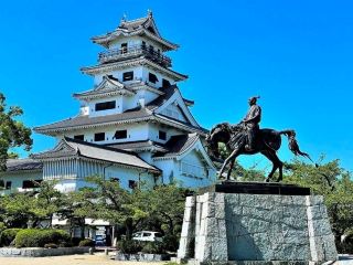 A captivating place where history and nature intertwine – Imabari Castle.