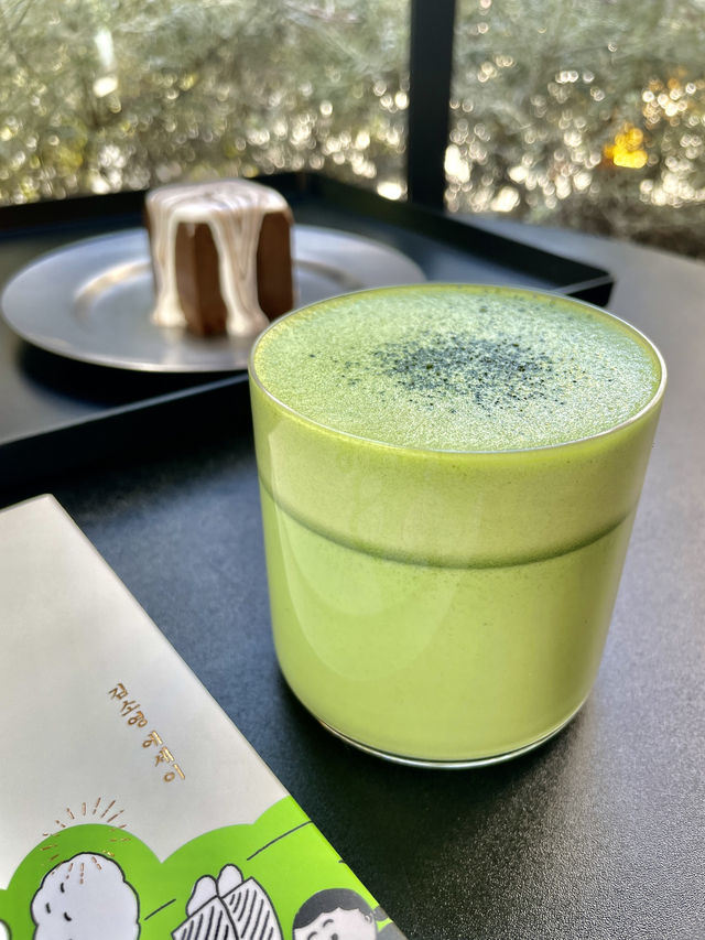 모노톤 갬성에 빠지다✨ Loveless Coffee에서의 한 잔