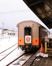 🚂 冬日限定！暖爐列車 × 現烤魷魚 × 青森雪景——搭上津輕鐵道的時光旅程
