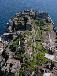 ⛴️廃墟に眠る記憶。軍艦島で“生きた歴史”に触れる旅へ🏚️ 長崎港からフェリーで約30分。 「軍艦島（端島）」は、かつ