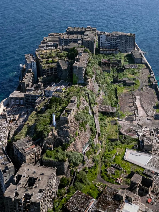 ⛴️廃墟に眠る記憶。軍艦島で“生きた歴史”に触れる旅へ🏚️ 長崎港からフェリーで約30分。 「軍艦島（端島）」は、かつ