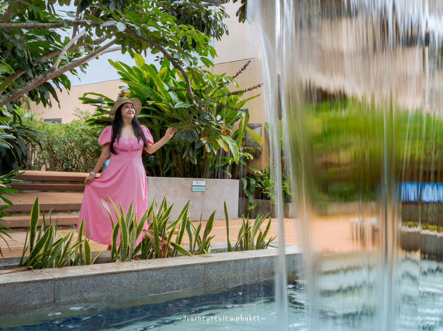 รีสอร์ตสไตล์ทรอปิคอล บรรยากาศร่มรื่น 