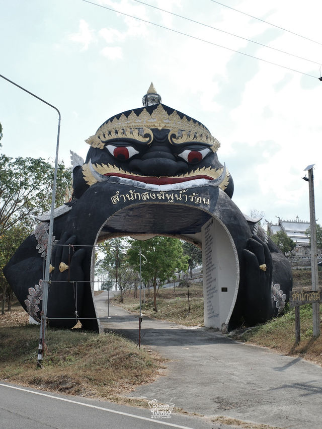 ชวนเที่ยวโบสถ์สีขาวที่ประดับด้วยเปลือกหอยนับล้าน
