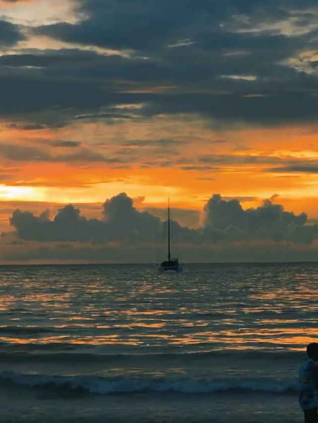ทะเลภูเก็ตในวันที่ฟ้าระเบิด 🌅