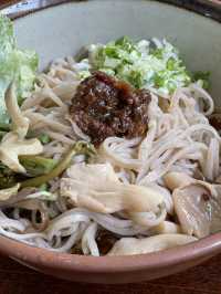 【夏旅×信州2泊3日】  安曇野で人気の蕎麦店 太めの手打ち麺と大きな明日葉天ぷら