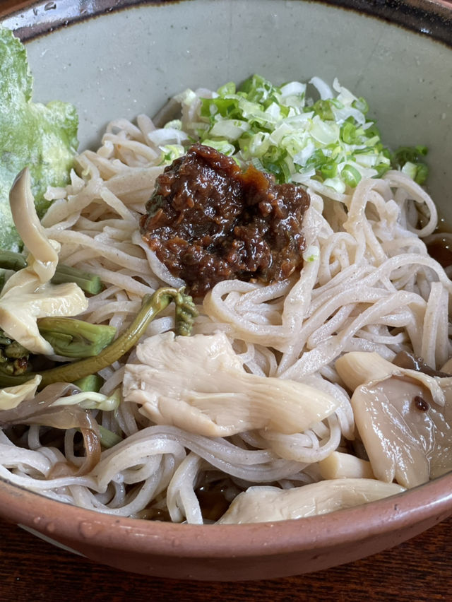 【夏旅×信州2泊3日】  安曇野で人気の蕎麦店 太めの手打ち麺と大きな明日葉天ぷら