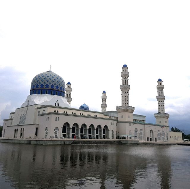 Sabah’s Stunning Mosques – Pink & Floating Gems 🕌🌸🌊