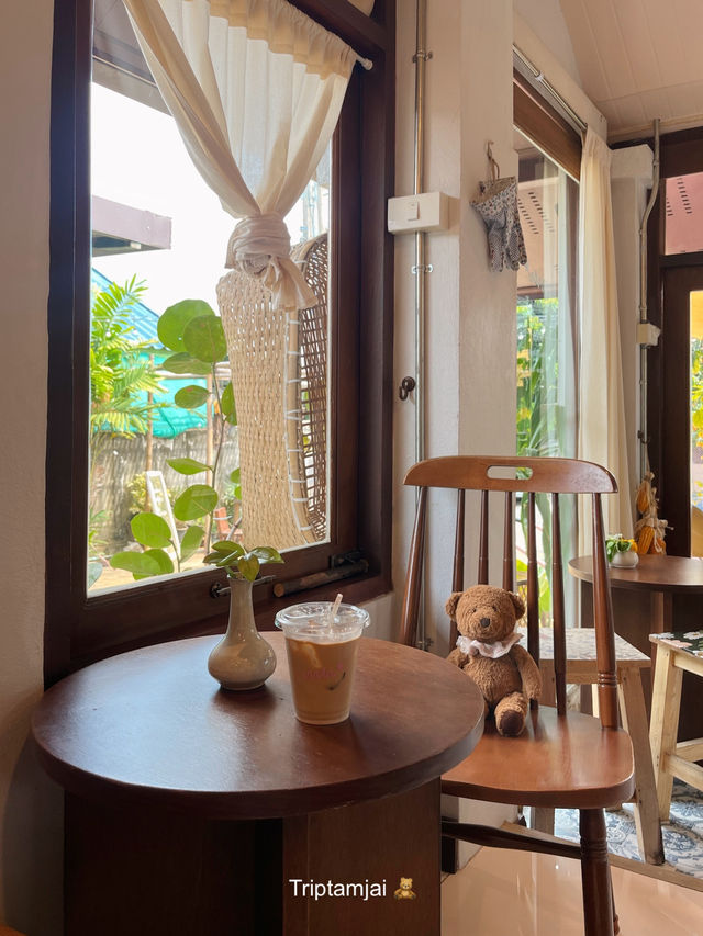 โฮมคาเฟ่ลำปางที่มีสวนดอกไม้น่ารักๆ 🧺🌼