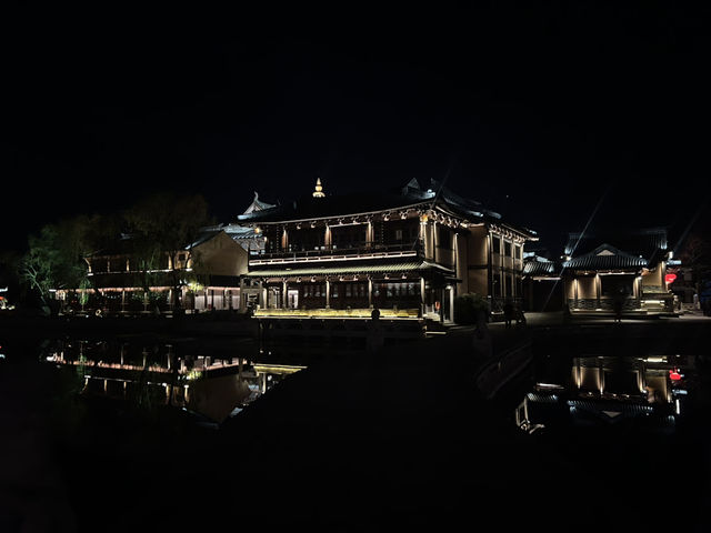 昆山水鄉古鎮：夜色中的光影交織