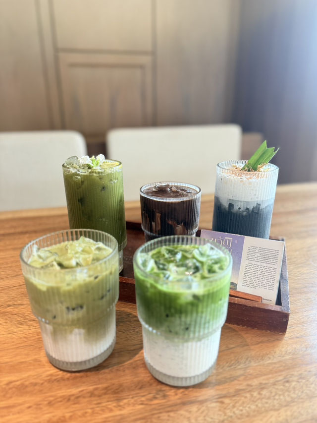 พักผ่อนหย่อนใจที่ REALM Cafe 