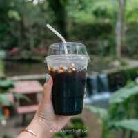 คาเฟ่เล็กๆ มีน้ำตกธรรมชาติ ⛰️💙