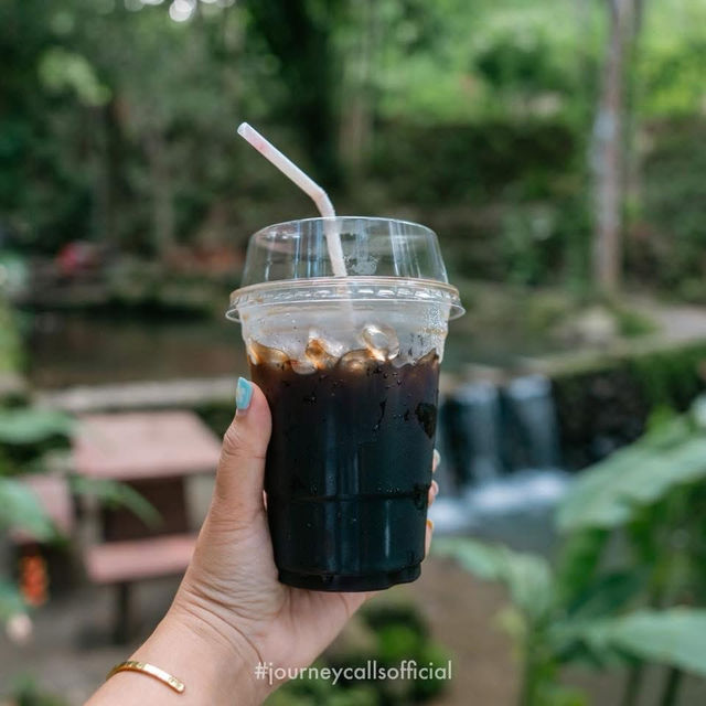 คาเฟ่เล็กๆ มีน้ำตกธรรมชาติ ⛰️💙