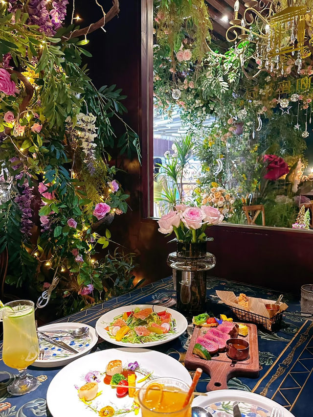 Hangzhou’s Alice in Wonderland Restaurant 🌹✨ Like Dining in a Fairytale Garden!