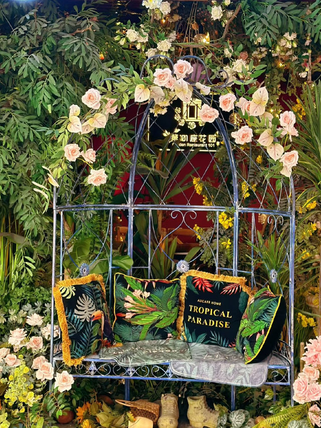 Hangzhou’s Alice in Wonderland Restaurant 🌹✨ Like Dining in a Fairytale Garden!