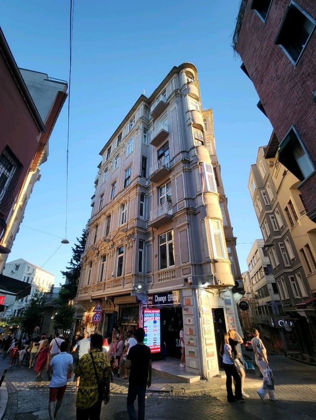 Galata tower หอคอยเเลนมาร์คในอิสตันบูล