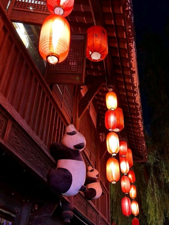 Strolling Through Jinli Ancient Street Strolling Through Jinli Ancient Street