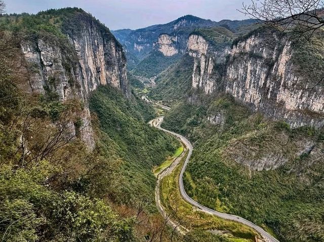 Dramatic Views at Aizhai Bridge