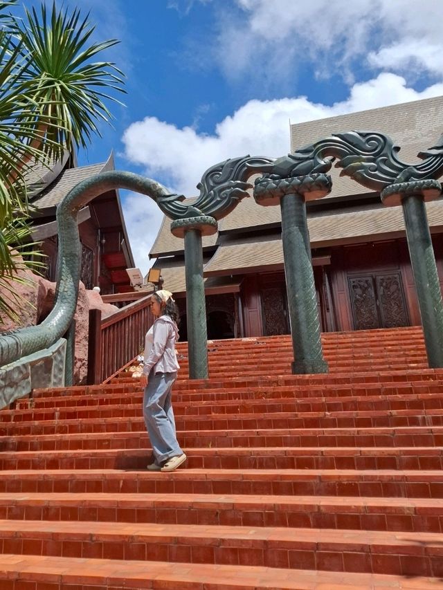 ซุ้มประตูเสาหิน วัดสมเด็จภูเรือมิ่งเมือง