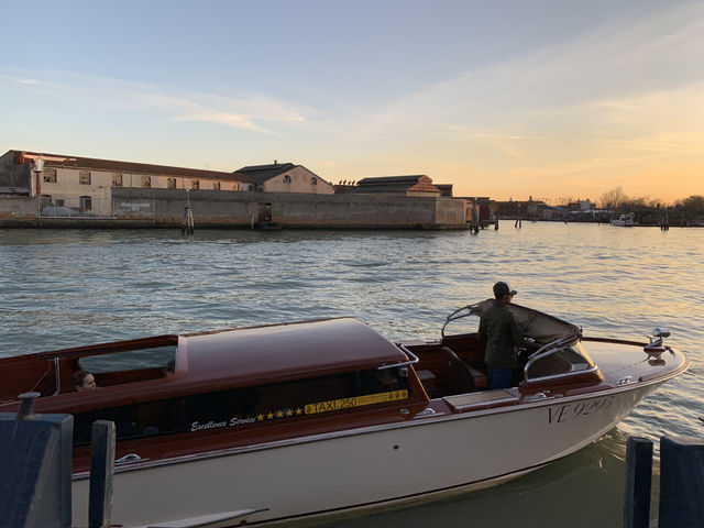 威尼斯運河貢多拉夕陽之旅|水城最浪漫的金色時光 🌅 威尼斯運河貢多拉夕陽之旅|水城最浪漫的金色時光 🌅