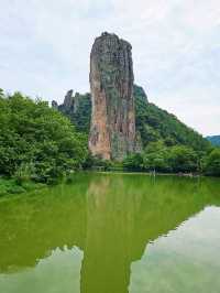 縉云仙都裡高聳云端的鼎湖峰
