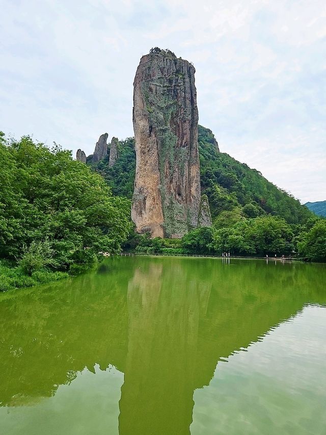 縉云仙都裡高聳云端的鼎湖峰