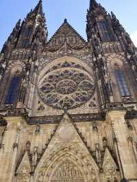 ‘Czech-ing’ Prague castle from my bucketlist 🏰🇨🇿