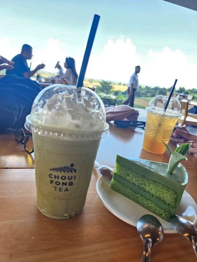 🌿 จิบชา เคล้าลม ชมวิวเขียวที่ไร่ชาฉุยฟง เชียงราย