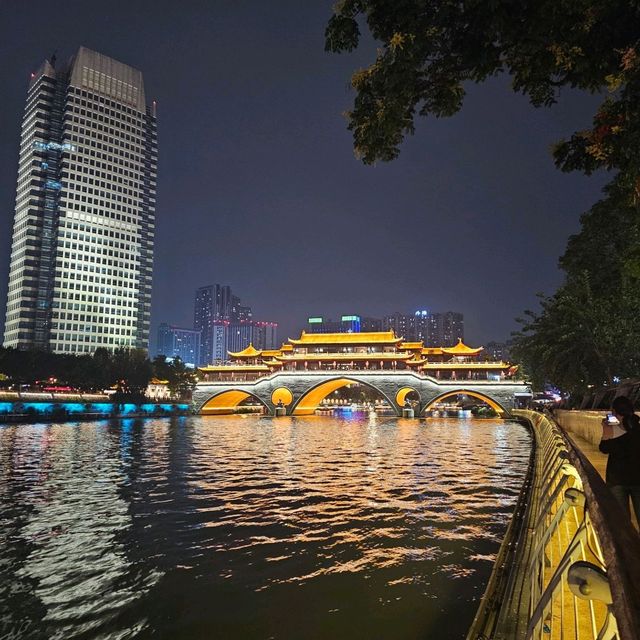 เดินตอนค่ำในเฉิงตู…ที่สะพานโค้งกลางแม่น้ำ เดินตอนค่ำในเฉิงตู…ที่สะพานโค้งกลางแม่น้ำ