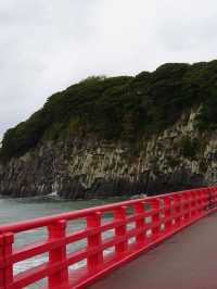 周囲2キロの小さな島 柱状節理と赤い橋が特徴