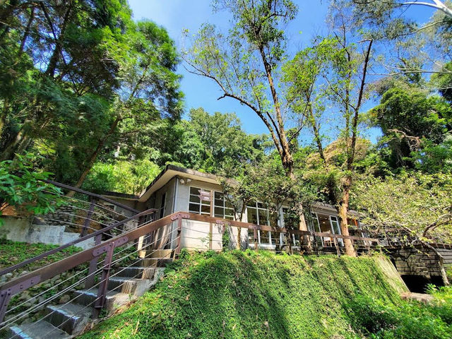 ⛰️🕊️ Tranquil Reflections at Cihu Mausoleum 🌿🏯