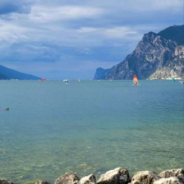 토르볼레의 활기찬 호숫가 매력